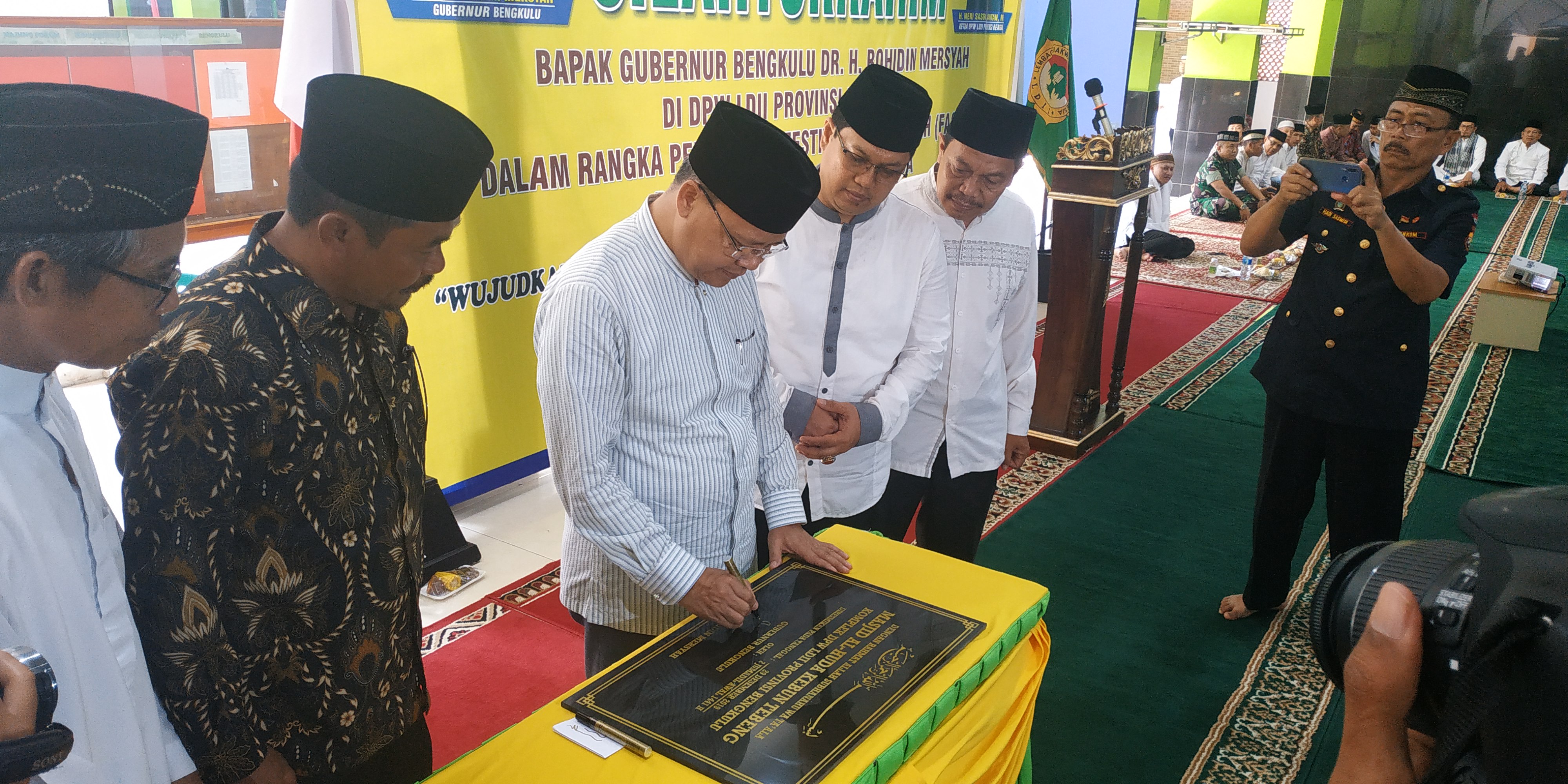 Penandatanganan prasasti Masjid Al-Huda LDII