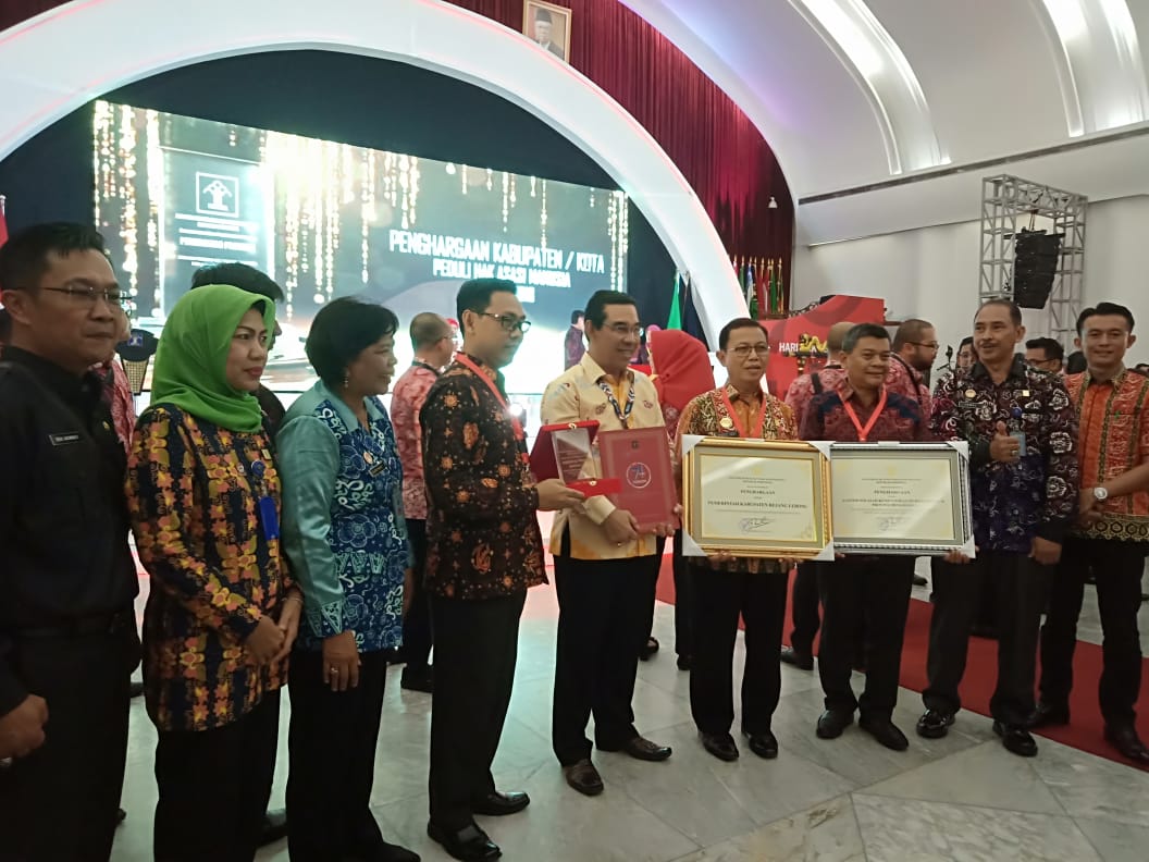 Kepala Barenlitbang Bengkulu Tengah saat menerima penghargaan.