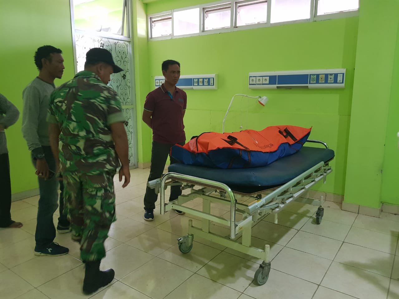 Mayat Laki-laki paruh baya saat dibawa ke RSUD Mukomuko.