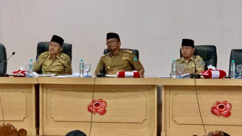Sesda Kota Bengkulu saat evaluasi Dana Kelurahan dan Camat.