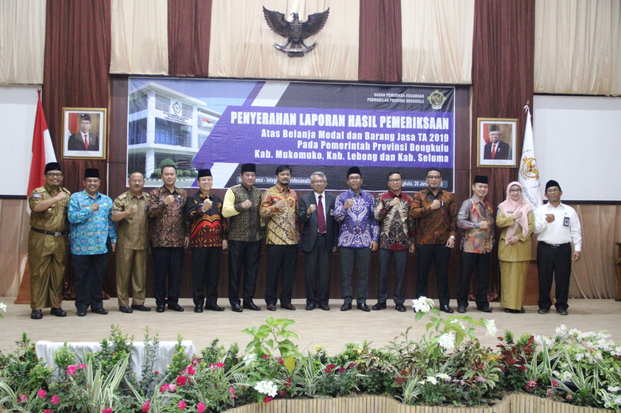 Foto bersama usai penyerahan LHP BPK.