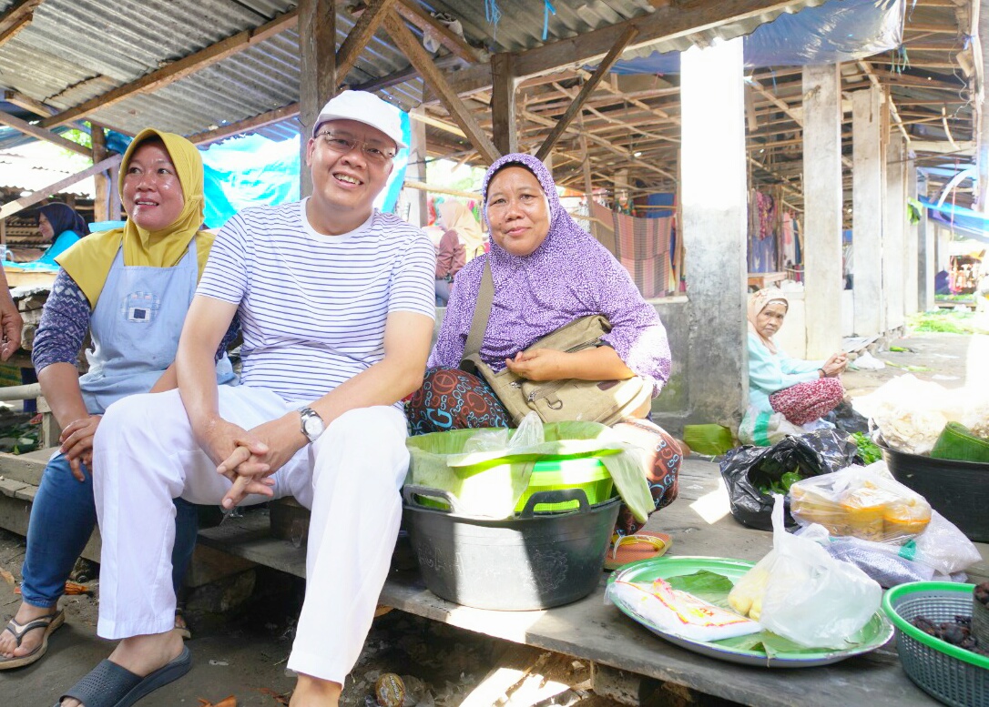 Gubernur Rohidin saat berfoto bersama pedagang pasar Kutau Manna.