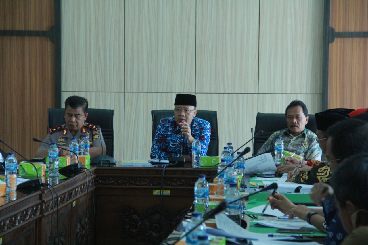 Gubernur Rohidin saat rapat berdama pihak PT BMQ dan pihak terkait lainnya.