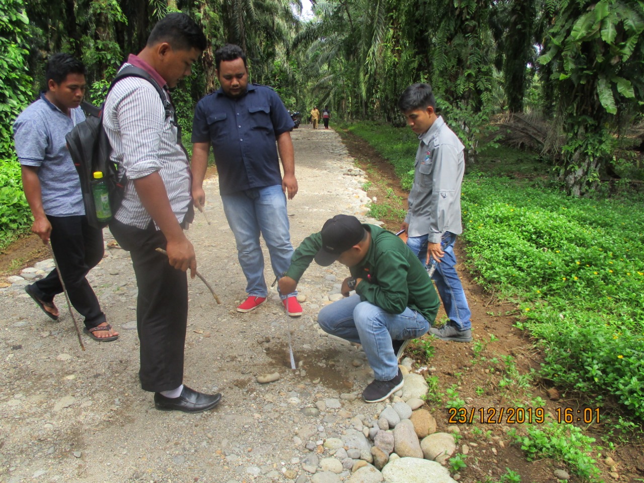 Saat pengukuran lokasi pembangunan.