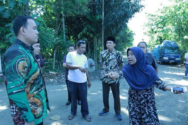 Saat anggota Dewan mendengarkan keluhan masyarakat Bentiring Permai.