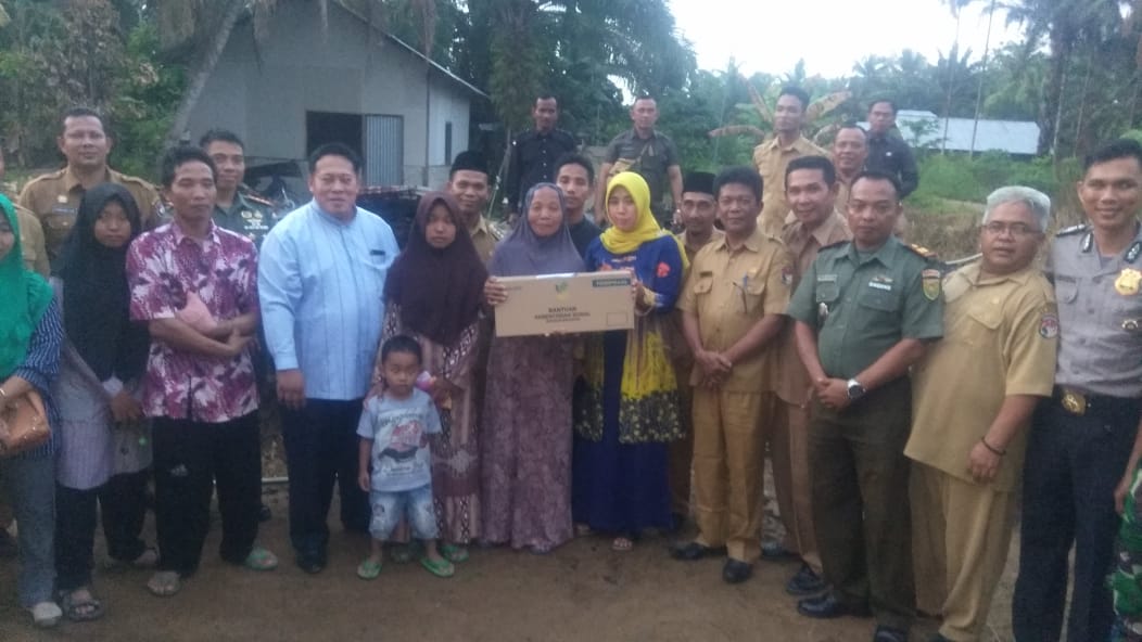 Penyerahan bantuan oleh Bupati Mukomuko bersama rombongan ke Desa Rawa Mulya.