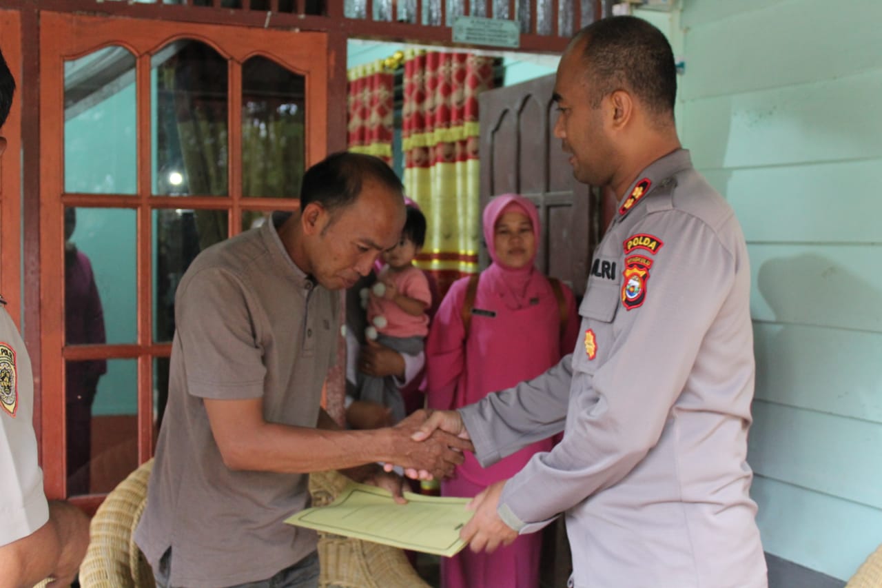 Kapolres Mukomuko saat memberikan bantuan ke keluarga personelnya yang tengah sakit.