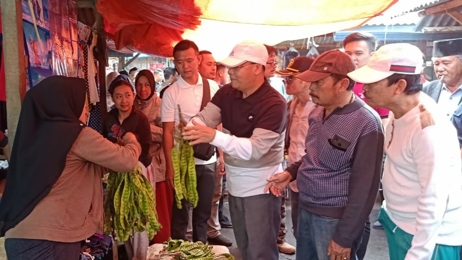 Gubernur Rohidin saat berbincang bersama pedangan Pasar Atas Curup.