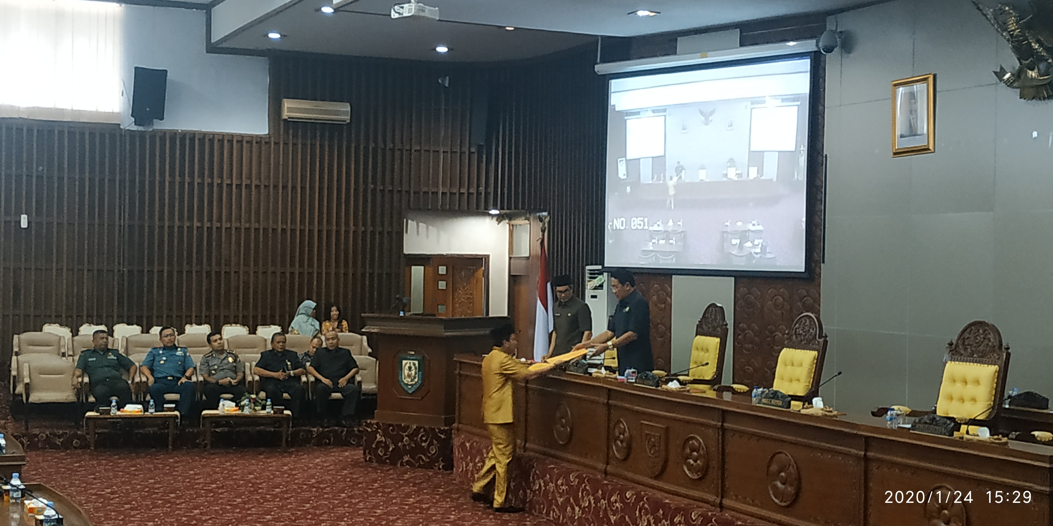 Saat Juru bicara fraksi menyerahkan salinan pandangan fraksi.