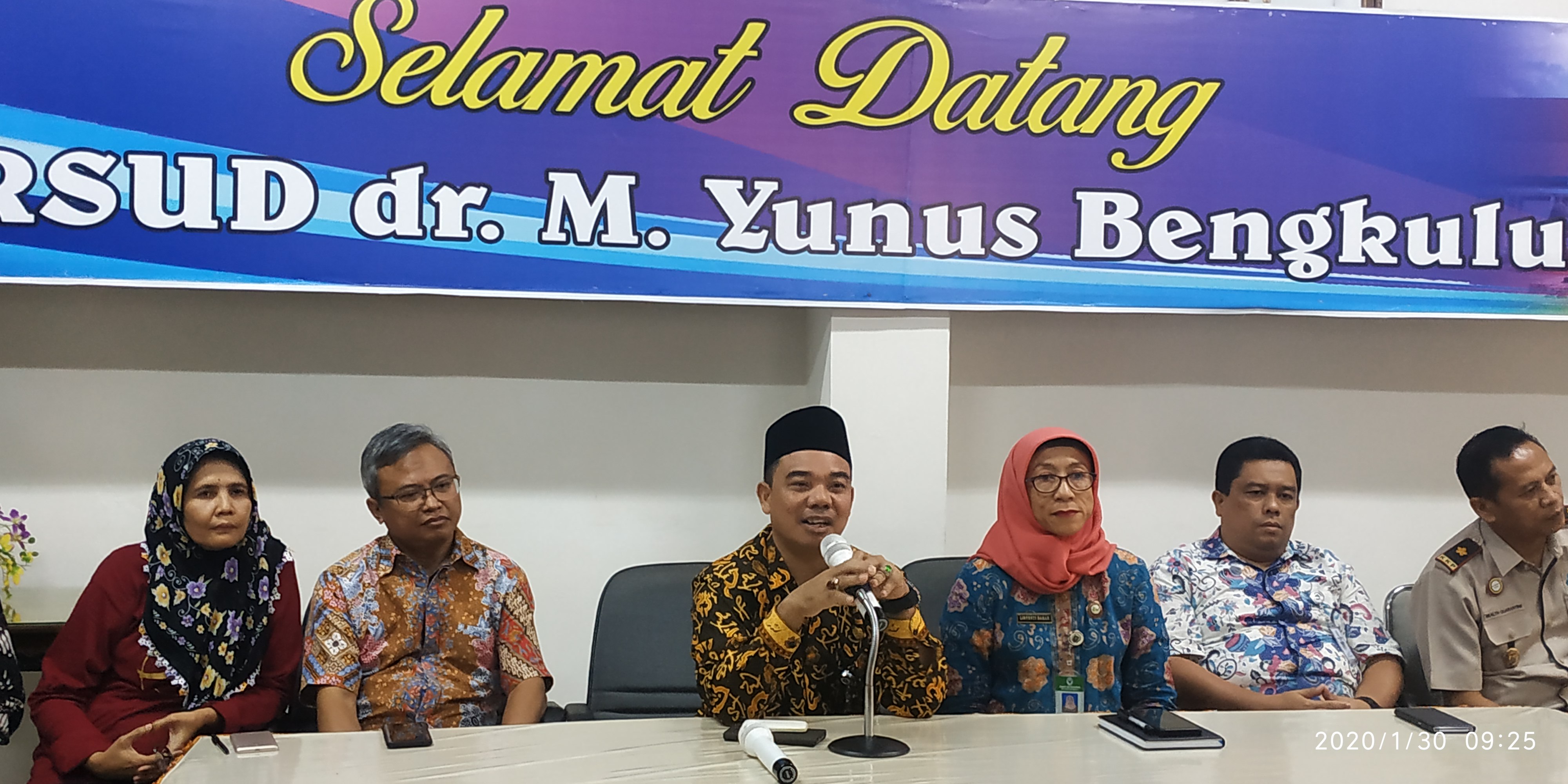 Direktur RSUD M Yunus saat melaksanakan konferensi pers.