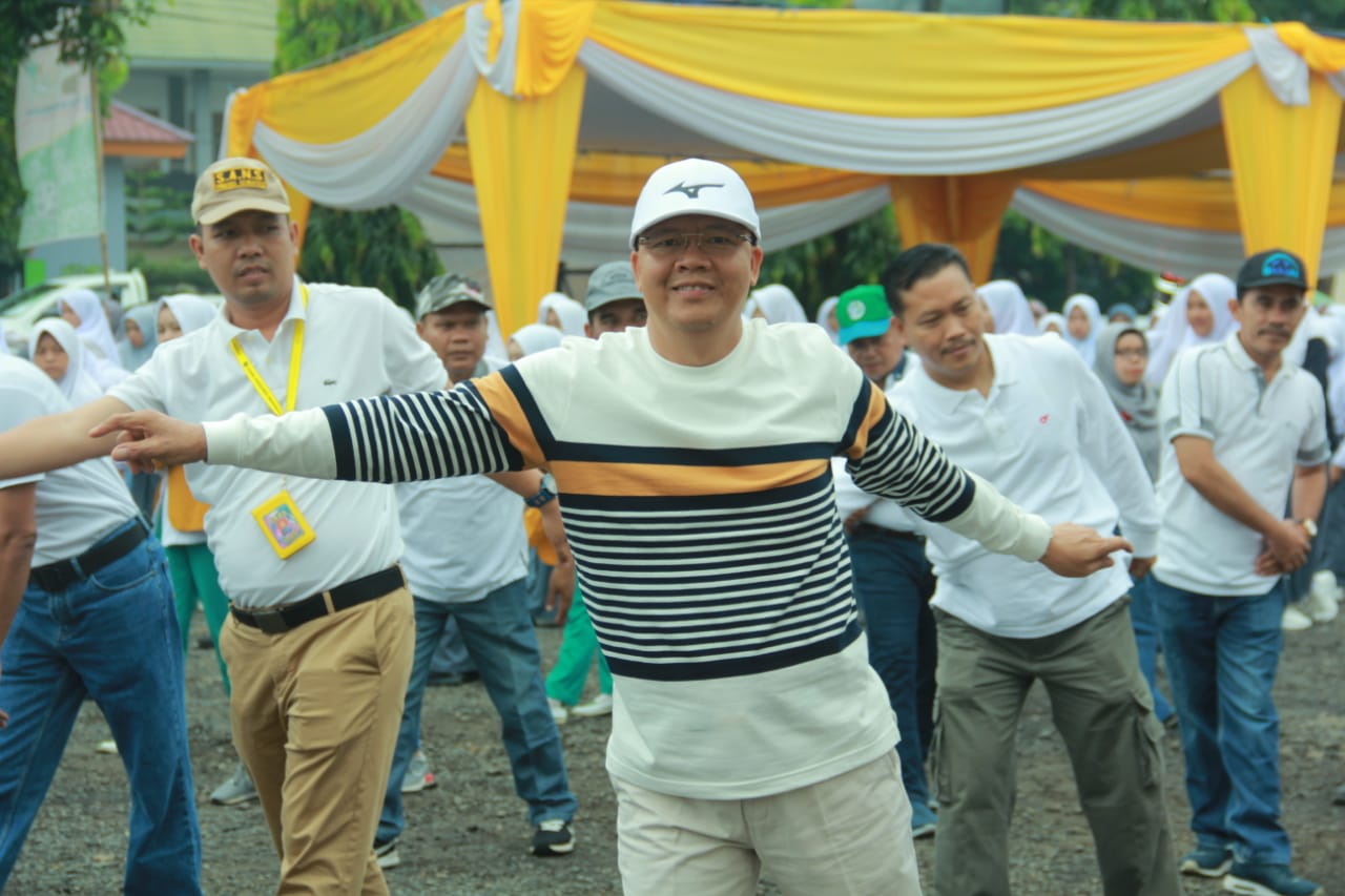 Gubernur Rohidin saat melaksanakan senam germas di Dinkes Provinsi Bengkulu.