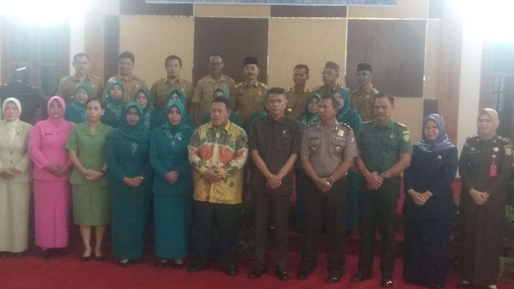 Foto bersama tim PKK beserta Bupati.