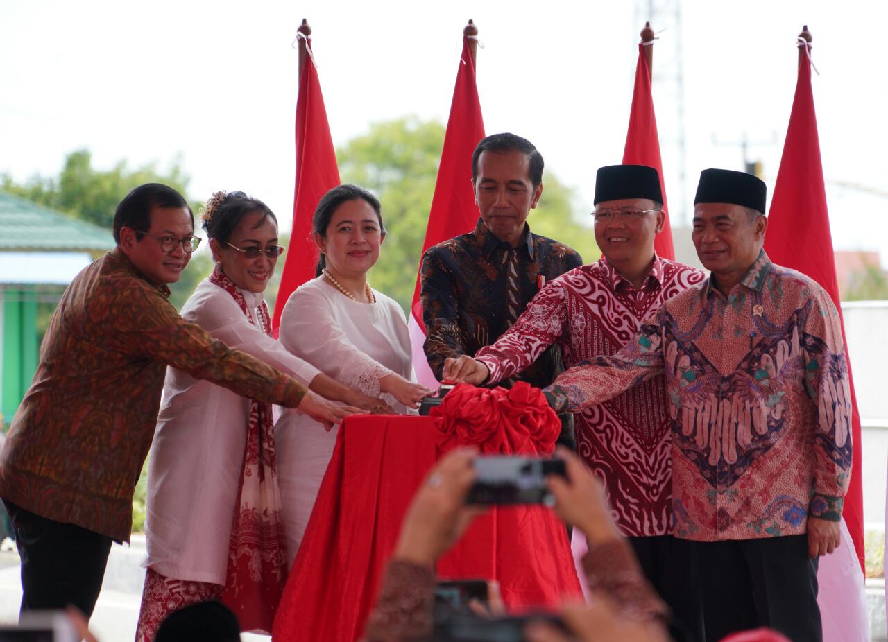 Momen saat penekanan tombol sirine yang membuktikan bahwa Monumen Fatmawati telah diresmikan.