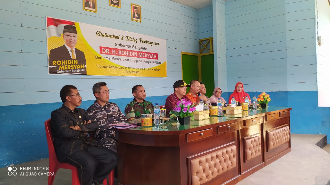 Camat Enggano saat menyampaikan sambutannya.