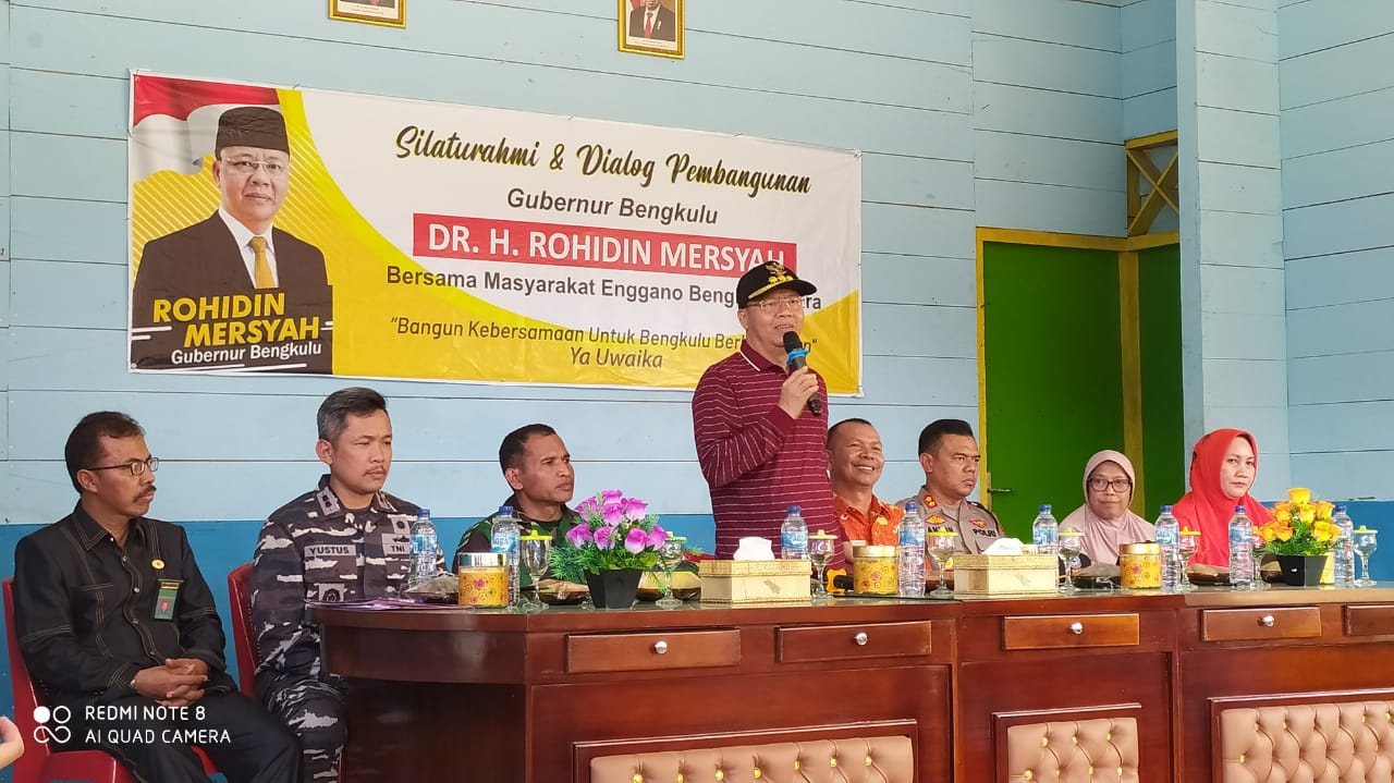 Gubernur Rohidin Mersyah saat menyampaikan Piagam Membangun Enggano.
