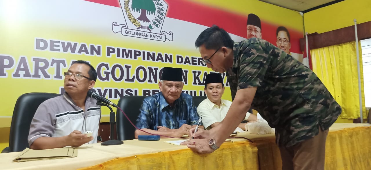 Terlihat Sekretaris DPD Golkar Samsu Amanah mendaftarkan Rohidin sebagai Bacalon Ketua DPD Golkar.