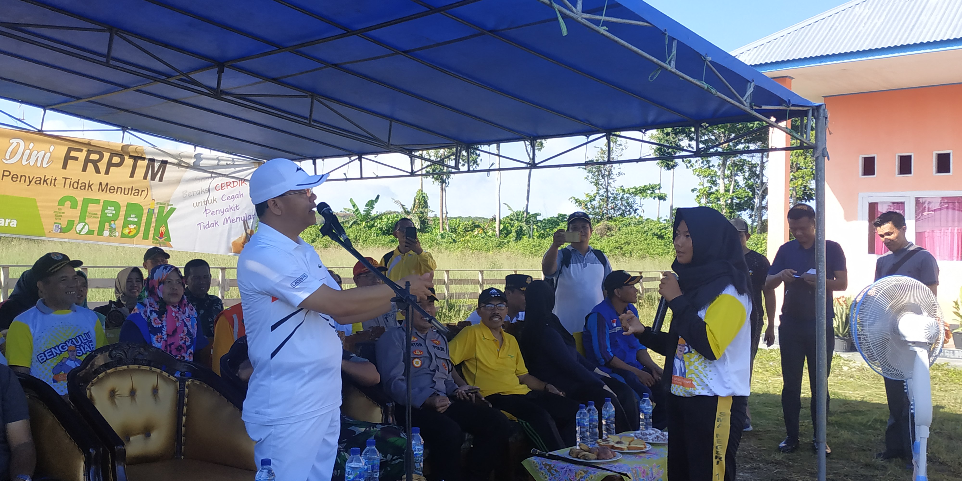 Gubernur saat melatih siswi SMA N 6 BU terkait kepercayaan diri.