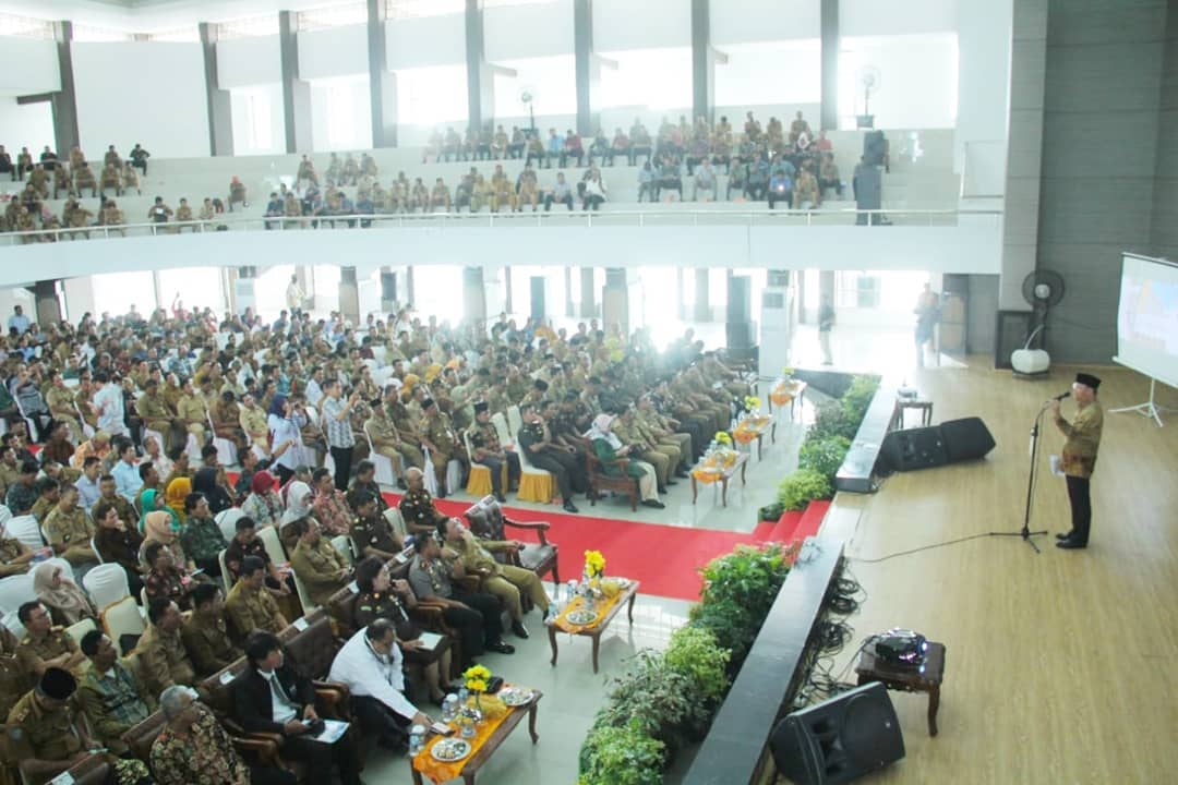 Gubernur Rohidin saat menyampaikan arahannya.