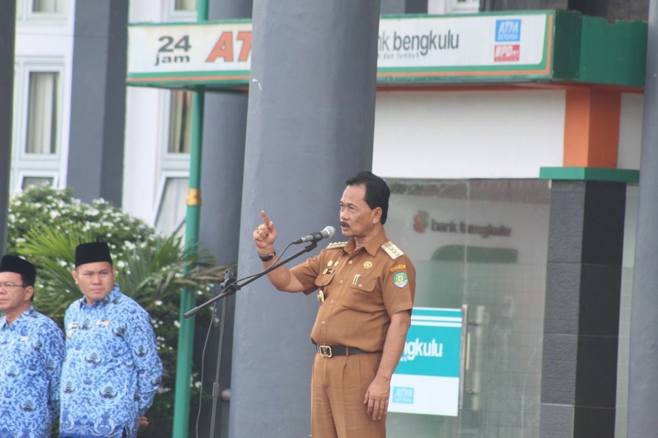 Bupati Ferry Ramli saat menyampaikan arahannya saat upacara bulanan.