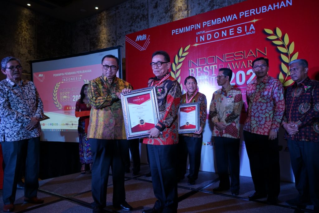 Bupati Kepahiang saat menerima penghargaan.