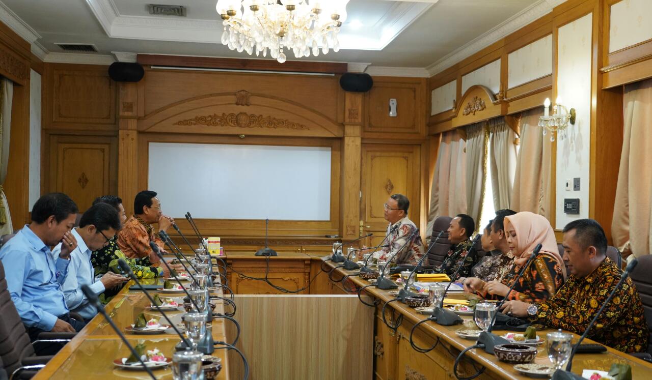 Gubernur Rohidin saat menyampaikan keinginan masyarakat suku jawa di Bengkulu kepada Sri Sultan Hamengkubuwono X.