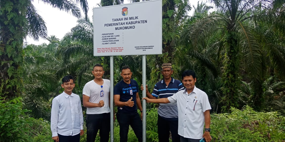 Saat pemasangan tanda aset milik Pemda Mukomuko.