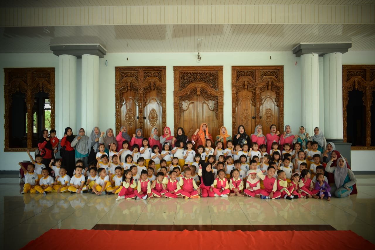 Bunda PAUD RL saat berfoto bersama siswa-siswi PAUD Se- Kabupaten RL.
