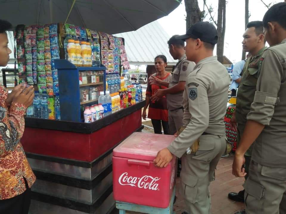 Satpol PP saat mengimbau PKL di wisata Pasir Putih.