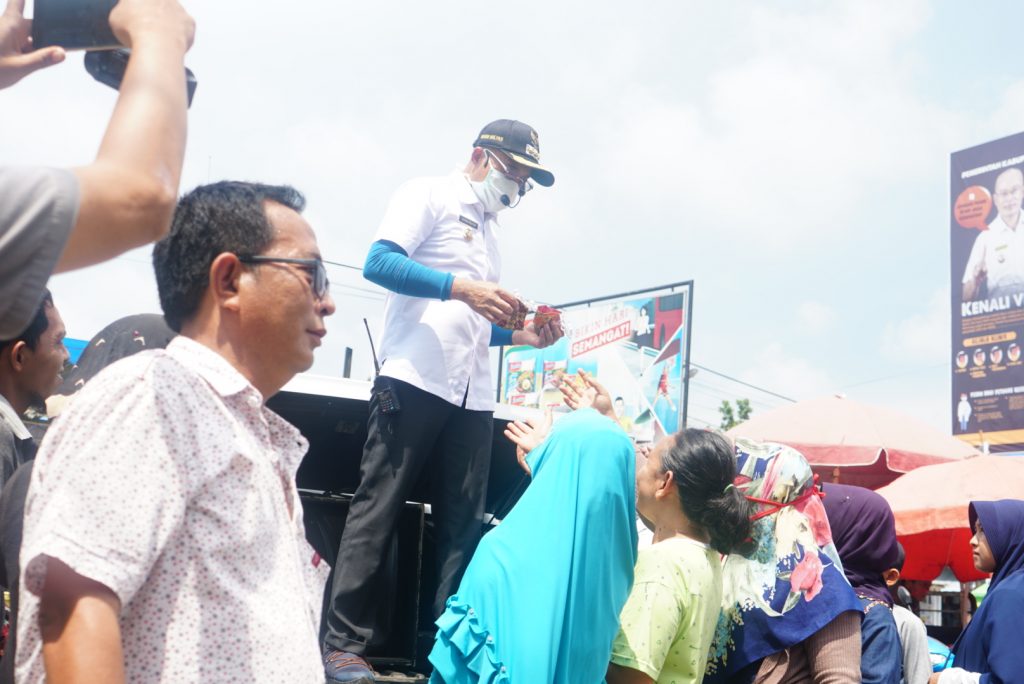 Bupati BS Gusnan Mulyadi saat membegikan masker dan sosialisasikan pencegahan Covid-19