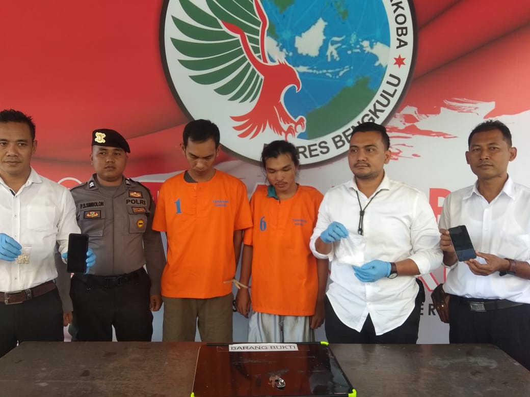 Firtin dan Robin tak bisa lagi berkutik setelah diamankan Polisi.