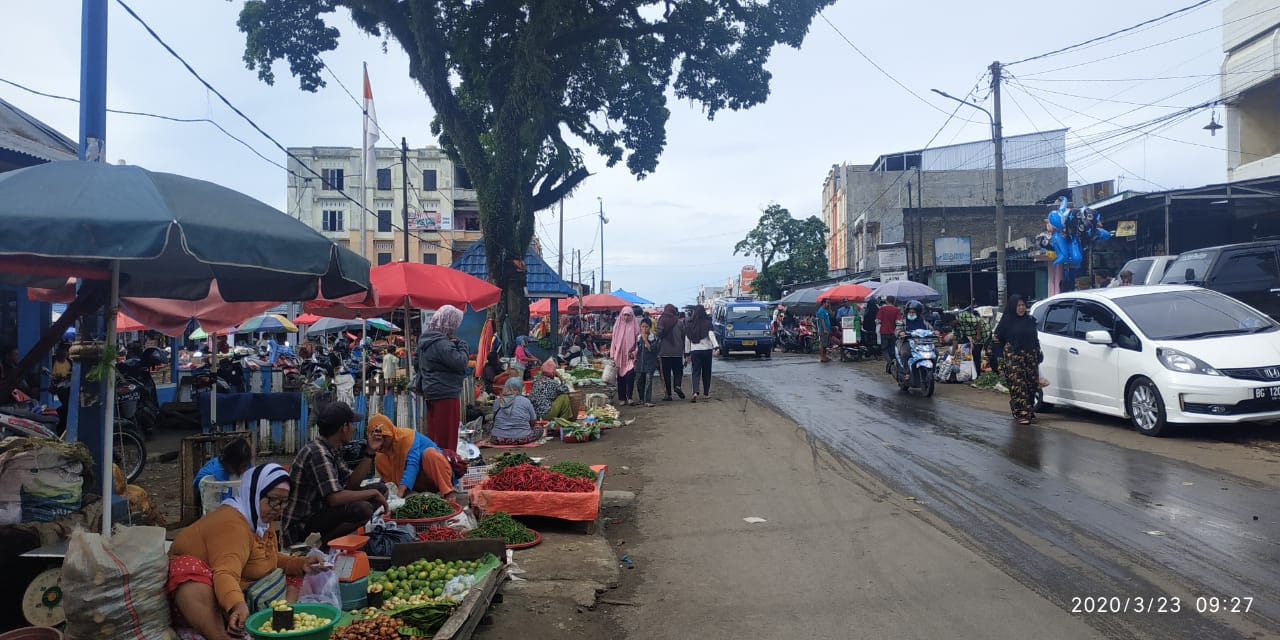 pedagang yang kembali membuka lapak di pinggir jalan.