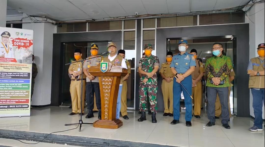 Gubernur Rohidin Mersyah saat menyampaikan press release.