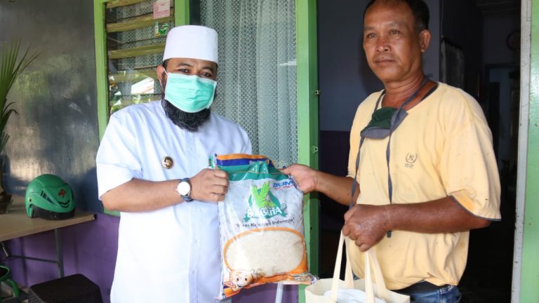 70 Warga RT 8 Jalan Gedang Terima Bantuan Sembako