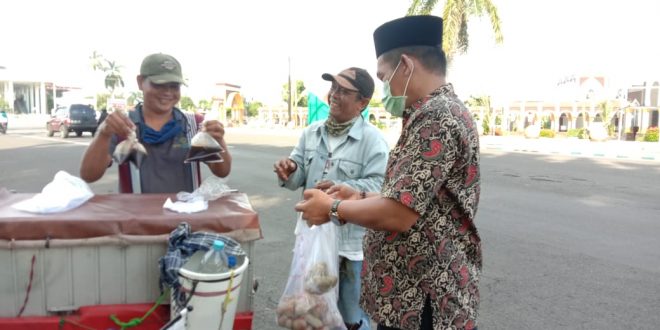 Sepi Pembeli, Pedagang Ini Langsung Diborong Walikota