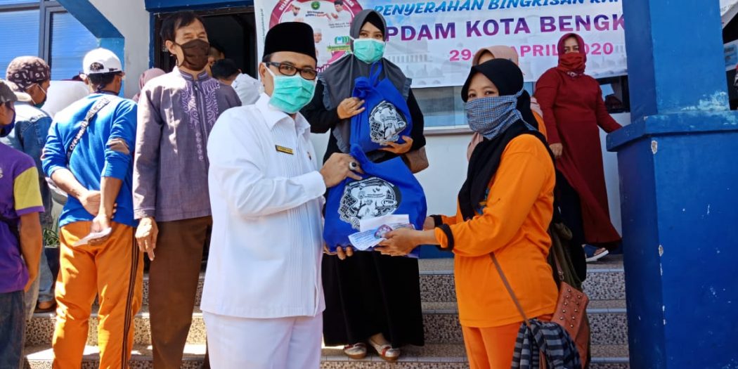 Tidak Ada Pasar Ramadhan, PDAM Kota Bagi Takjil ke Masyarakat