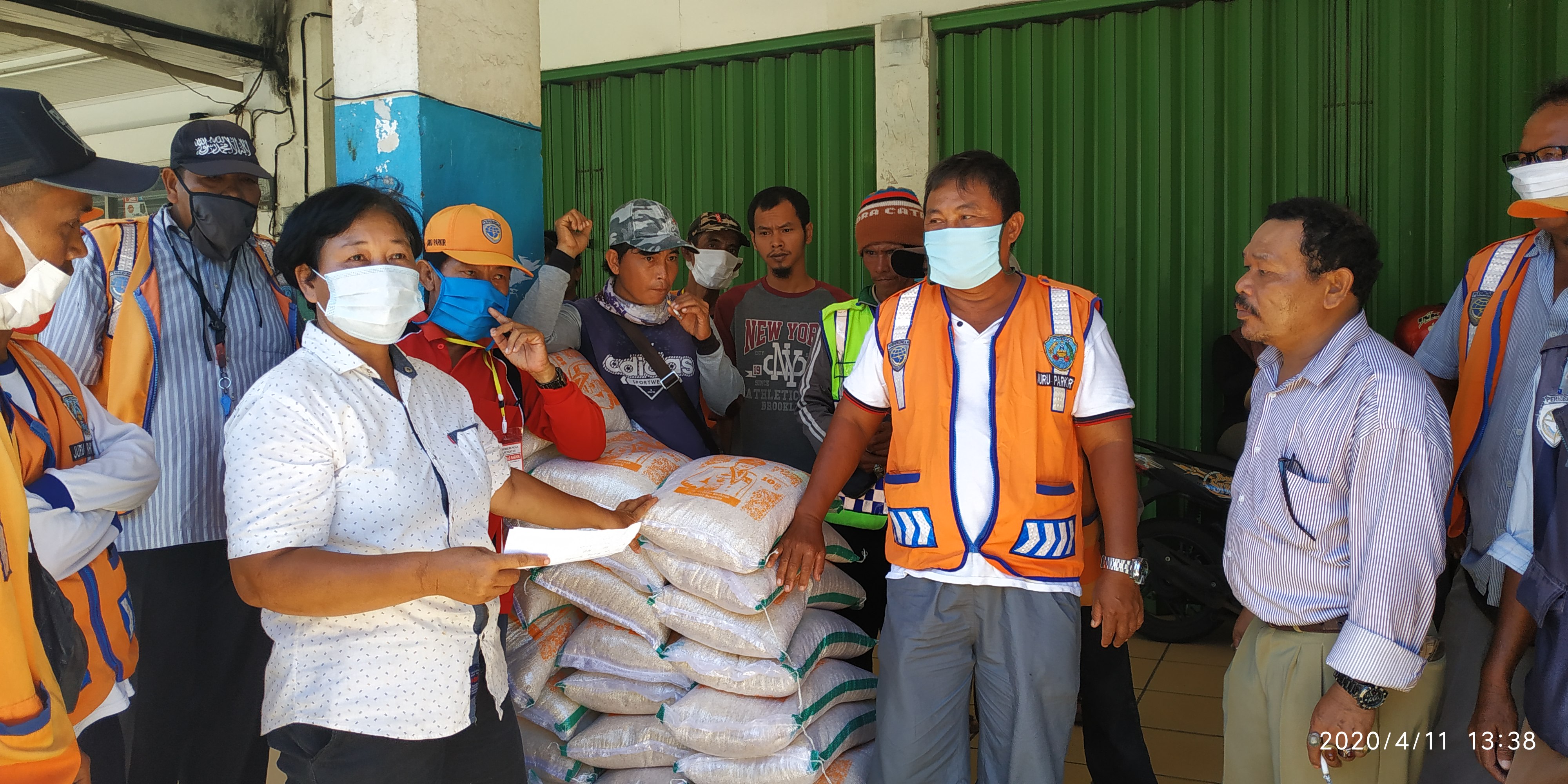 Tukang parkir saat menerima bantuan beras dari Gubernur Rohidin Mersyah.