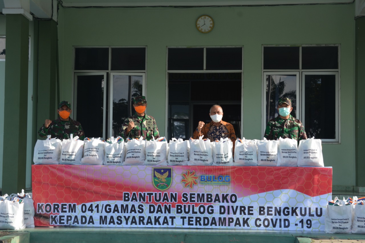 Prajurit TNI Beri Bantuan Sembako ke Warga Terdampak Covid-19, Dandrem 041/Gamas Pastikan Tersalurkan Tepat Sasaran
