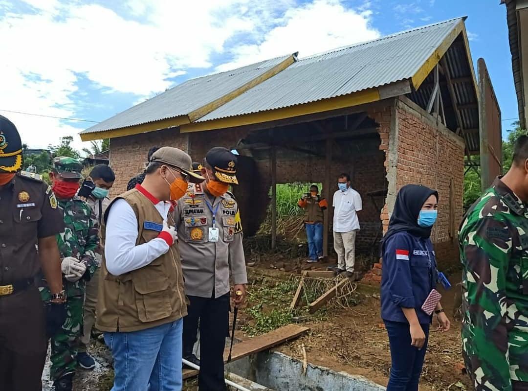 Bencana banjir yang melanda desa Air Pesi Bengkulu – Kecamatan Seberang Musi Kabupaten Kepahiang beberapa waktu lalu, Senin (13/4) menyisakan duka bagi 27 Kepala Keluarga (KK) yang terkena dampak banjir ini. Sejumlah rumah rusak parah dan sedang, motor hanyut, jembatan putus, hingga sawah yang sudah memasuki masa panen juga ikut terendam.  Untuk itu, Gubernur Bengkulu Rohidin Mersyah hadir bersama Forkopimda untuk menyampaikan sejumlah bantuan berupa bahan pangan, makanan, tikar, perkakas, dan alat penyarin