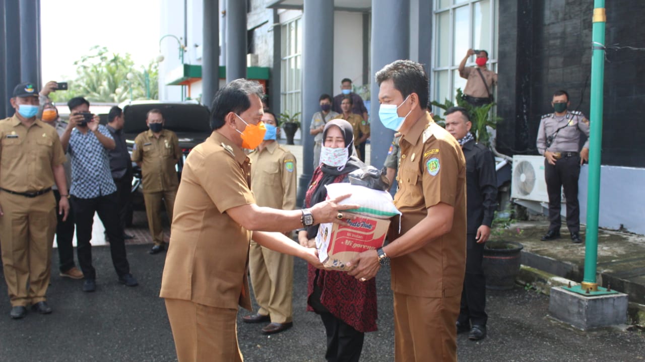 Pemda Benteng Beri Bantuan Warga Terdampak Covid-19