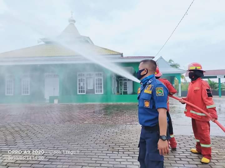 Berisi Disinfektan, 5 Unit Damkar Semprot Rumah Ibadah