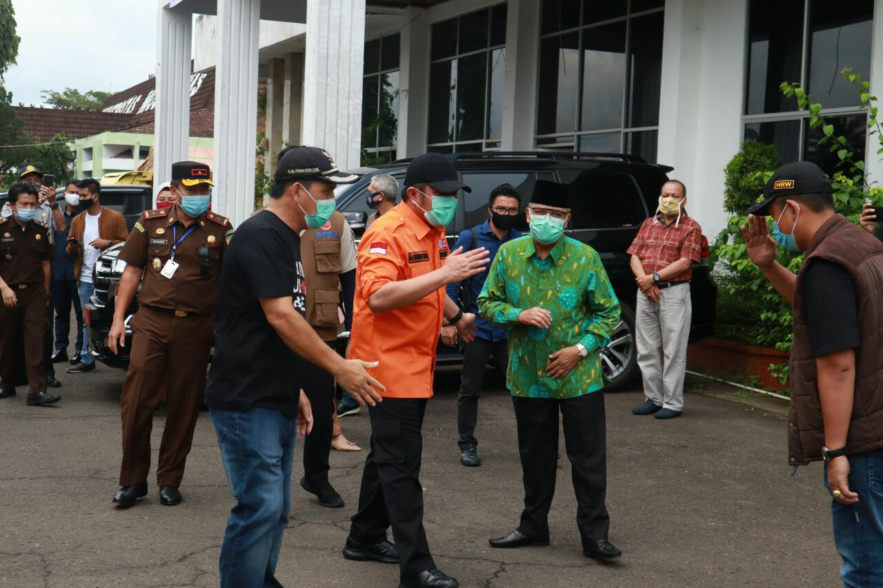 Walikota Lubuklinggau sambut kedatangan Gubernur Selatan H. Herman Deru dan rombongan.