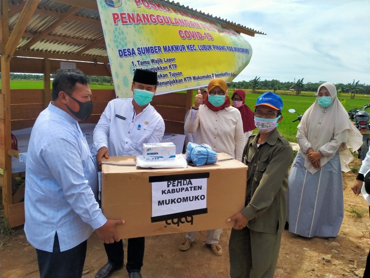 Tinjau Posko Jalan Tikus, Bupati Choirul Huda Serahkan Bantuan Alat Medis