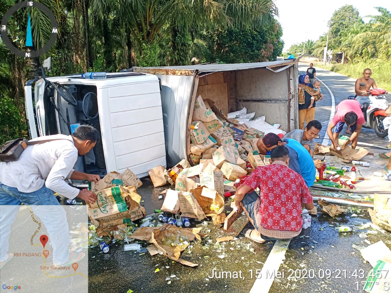 Pecah Ban, Truk Box Angkut Minuman dan Gula Terguling