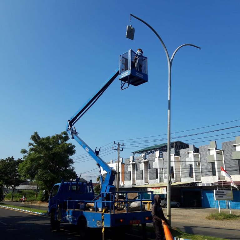 Rusak Akibat Ditabrak Mobil, 4 Lampu Jalan Diperbaiki