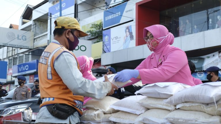 Hut Bhayangkara ke-74, Pedagang dan Jukir di Pasar Panorama Dapat Bantuan Beras