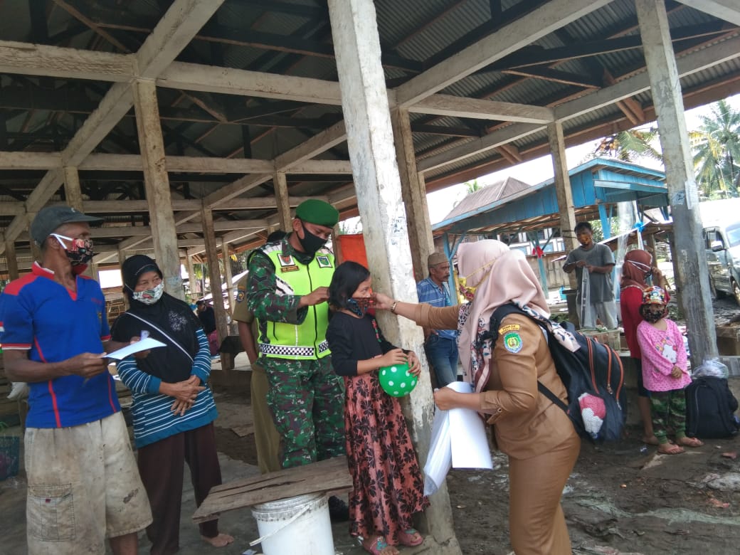 New Normal, Dinkes Benteng Bagi Masker ke Pedagang Pasar