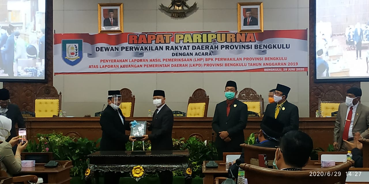 Paripurna DPRD Prov Perdana Ditengah Pandemi, BPK Serahkan LHP Atas LKPD Pemprov