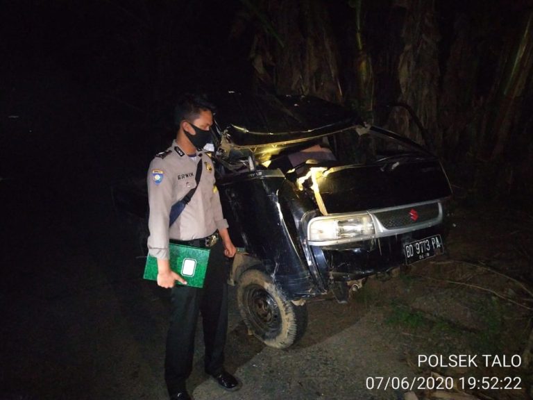 Ketinggalan, Ujung Bak Truk Seret Pick Up Hingga Terbalik