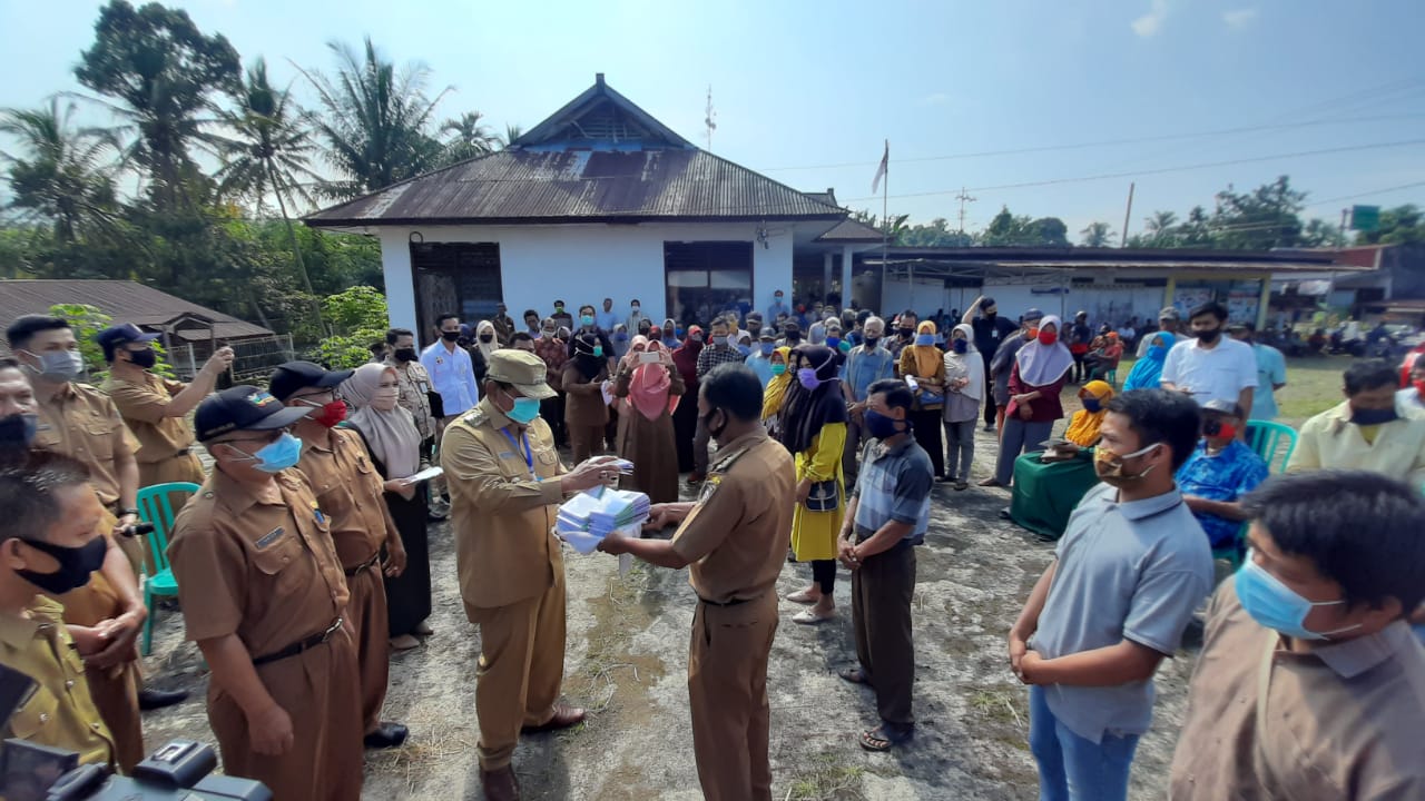 Upaya Sejahterakan Petani, Bupati Mian Berikan 655 Kartu Tani ke Masyarakat