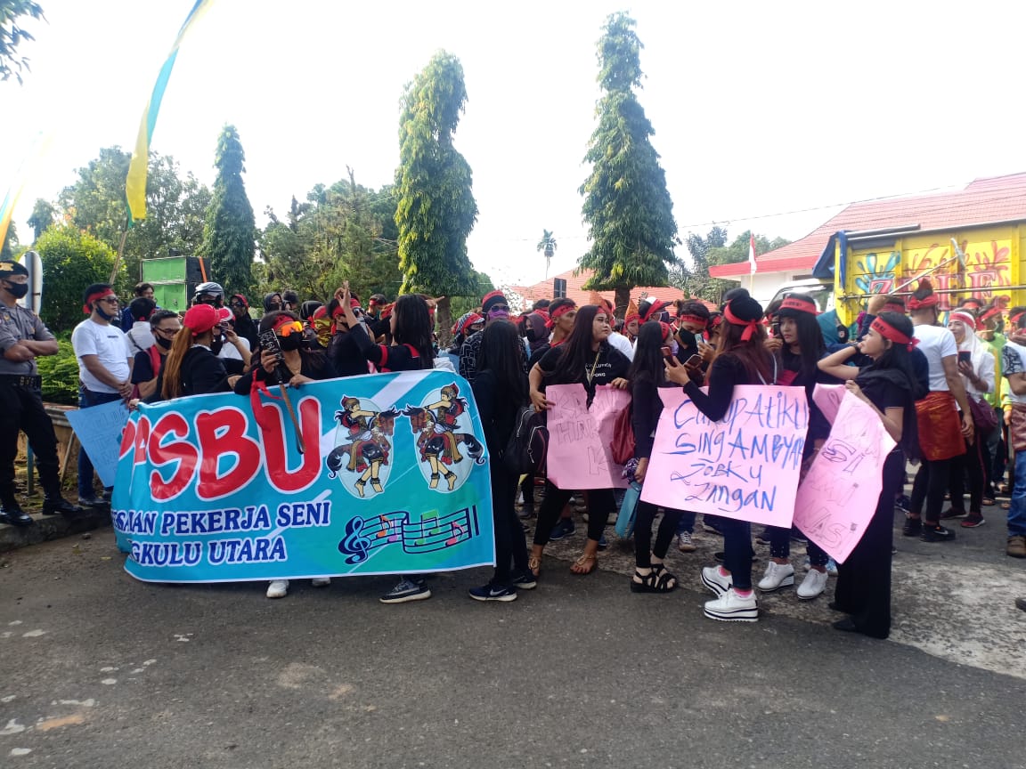 Tolak SE Larangan Hiburan, Puluhan Biduan "Goyang" Kantor Mian